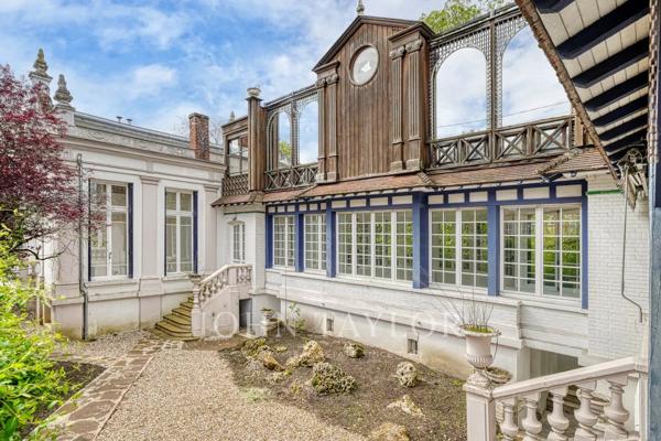 Demeure singulière en bord de Marne avec ponton privé