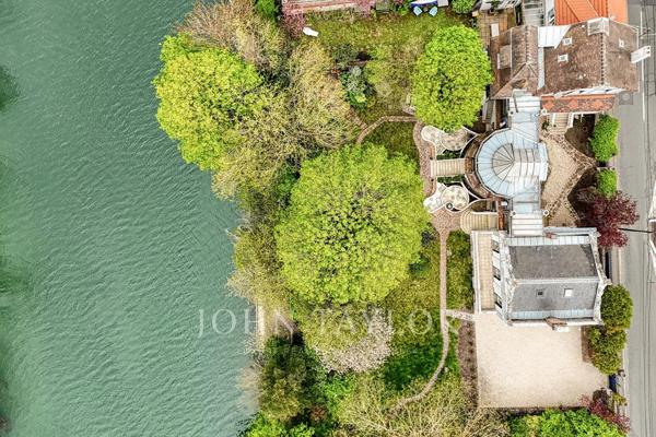 Demeure singulière en bord de Marne avec ponton privé