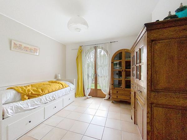 MAISON 180M2 5 CHAMBRES 1800M2 JARDIN TRANSPORTS CALME IMPASSE