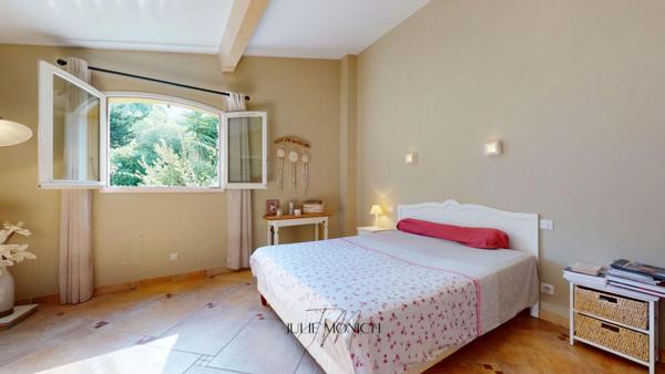 MAISON 4 FACES AVEC TERRASSE - JARDIN - PARKING