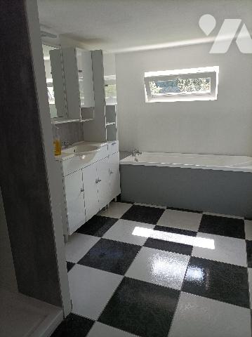 Maison de ville, rénovée, avec grande surface habitable. IDEAL POUR FAMILLE RECOMPOSEE ou NOMBREUSE!