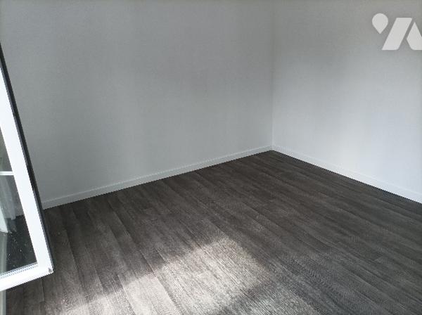 Maison de ville, rénovée, avec grande surface habitable. IDEAL POUR FAMILLE RECOMPOSEE ou NOMBREUSE!