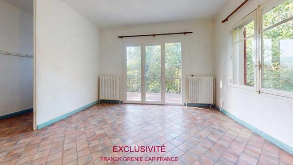 TOURVES – MAISON À RÉNOVER 151 M² – 5 CHAMBRES – GARAGE 60 M² – TERRAIN 1 210 M² – PANNEAUX SOLAIRES