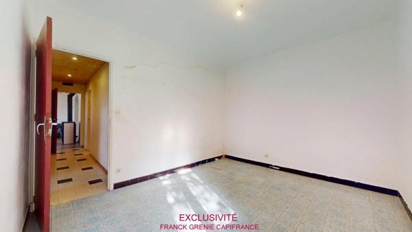 TOURVES – MAISON À RÉNOVER 151 M² – 5 CHAMBRES – GARAGE 60 M² – TERRAIN 1 210 M² – PANNEAUX SOLAIRES