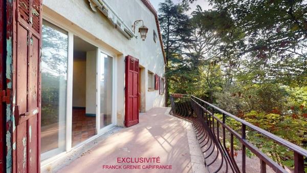 TOURVES – MAISON À RÉNOVER 151 M² – 5 CHAMBRES – GARAGE 60 M² – TERRAIN 1 210 M² – PANNEAUX SOLAIRES