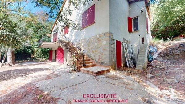 TOURVES – MAISON À RÉNOVER 151 M² – 5 CHAMBRES – GARAGE 60 M² – TERRAIN 1 210 M² – PANNEAUX SOLAIRES