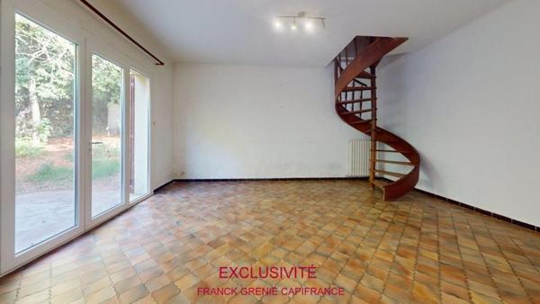 TOURVES – MAISON À RÉNOVER 151 M² – 5 CHAMBRES – GARAGE 60 M² – TERRAIN 1 210 M² – PANNEAUX SOLAIRES