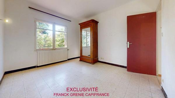 TOURVES – MAISON À RÉNOVER 151 M² – 5 CHAMBRES – GARAGE 60 M² – TERRAIN 1 210 M² – PANNEAUX SOLAIRES