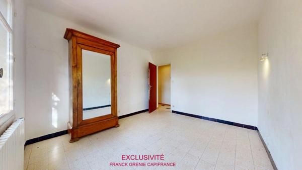 TOURVES – MAISON À RÉNOVER 151 M² – 5 CHAMBRES – GARAGE 60 M² – TERRAIN 1 210 M² – PANNEAUX SOLAIRES