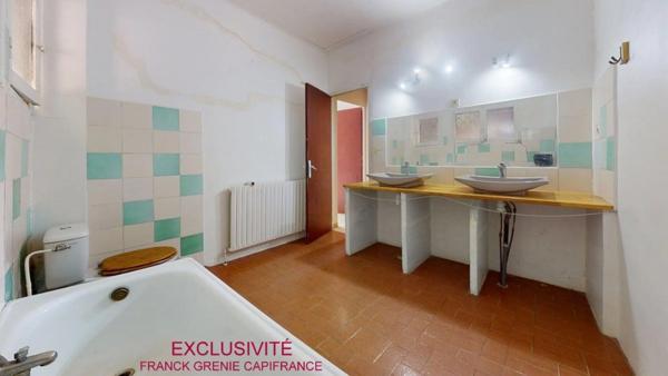TOURVES – MAISON À RÉNOVER 151 M² – 5 CHAMBRES – GARAGE 60 M² – TERRAIN 1 210 M² – PANNEAUX SOLAIRES