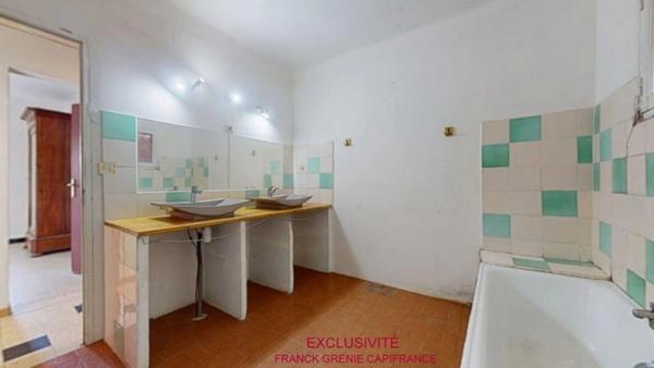 TOURVES – MAISON À RÉNOVER 151 M² – 5 CHAMBRES – GARAGE 60 M² – TERRAIN 1 210 M² – PANNEAUX SOLAIRES