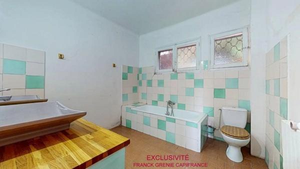 TOURVES – MAISON À RÉNOVER 151 M² – 5 CHAMBRES – GARAGE 60 M² – TERRAIN 1 210 M² – PANNEAUX SOLAIRES