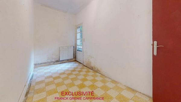 TOURVES – MAISON À RÉNOVER 151 M² – 5 CHAMBRES – GARAGE 60 M² – TERRAIN 1 210 M² – PANNEAUX SOLAIRES