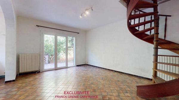 TOURVES – MAISON À RÉNOVER 151 M² – 5 CHAMBRES – GARAGE 60 M² – TERRAIN 1 210 M² – PANNEAUX SOLAIRES