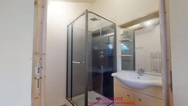 TOURVES – MAISON À RÉNOVER 151 M² – 5 CHAMBRES – GARAGE 60 M² – TERRAIN 1 210 M² – PANNEAUX SOLAIRES