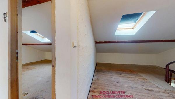 TOURVES – MAISON À RÉNOVER 151 M² – 5 CHAMBRES – GARAGE 60 M² – TERRAIN 1 210 M² – PANNEAUX SOLAIRES