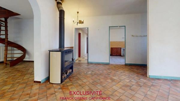 TOURVES – MAISON À RÉNOVER 151 M² – 5 CHAMBRES – GARAGE 60 M² – TERRAIN 1 210 M² – PANNEAUX SOLAIRES