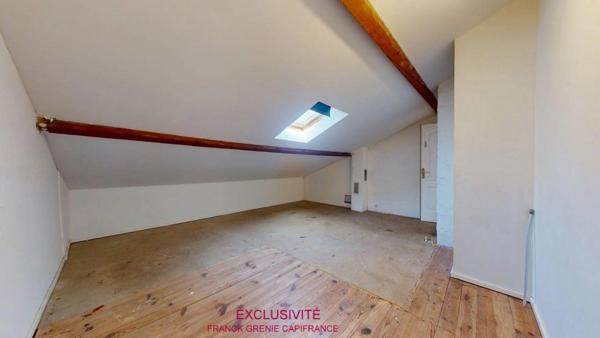 TOURVES – MAISON À RÉNOVER 151 M² – 5 CHAMBRES – GARAGE 60 M² – TERRAIN 1 210 M² – PANNEAUX SOLAIRES