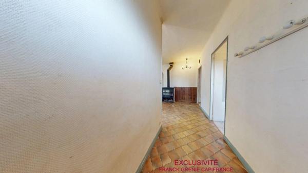 TOURVES – MAISON À RÉNOVER 151 M² – 5 CHAMBRES – GARAGE 60 M² – TERRAIN 1 210 M² – PANNEAUX SOLAIRES