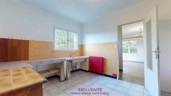 TOURVES – MAISON À RÉNOVER 151 M² – 5 CHAMBRES – GARAGE 60 M² – TERRAIN 1 210 M² – PANNEAUX SOLAIRES