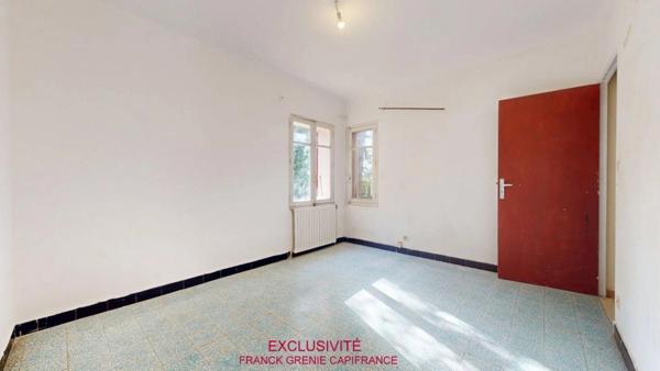 TOURVES – MAISON À RÉNOVER 151 M² – 5 CHAMBRES – GARAGE 60 M² – TERRAIN 1 210 M² – PANNEAUX SOLAIRES