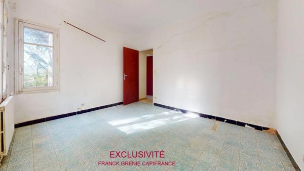 TOURVES – MAISON À RÉNOVER 151 M² – 5 CHAMBRES – GARAGE 60 M² – TERRAIN 1 210 M² – PANNEAUX SOLAIRES