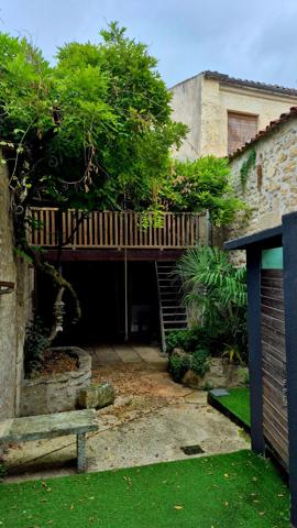 À DÉCOUVRIR ? Une maison de ville pleine de charme avec jardin arboré !