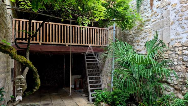 À DÉCOUVRIR ? Une maison de ville pleine de charme avec jardin arboré !