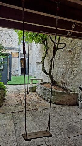 À DÉCOUVRIR ? Une maison de ville pleine de charme avec jardin arboré !