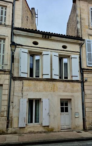 À DÉCOUVRIR ? Une maison de ville pleine de charme avec jardin arboré !