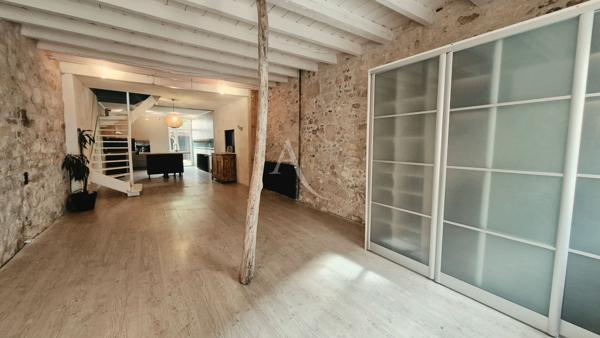 À DÉCOUVRIR ? Une maison de ville pleine de charme avec jardin arboré !