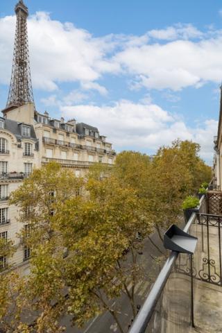 Paris VIIème Face à la Tour Eiffel