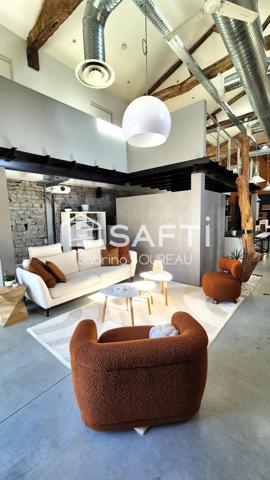 Ancienne grange rénovée en loft industriel avec piscine