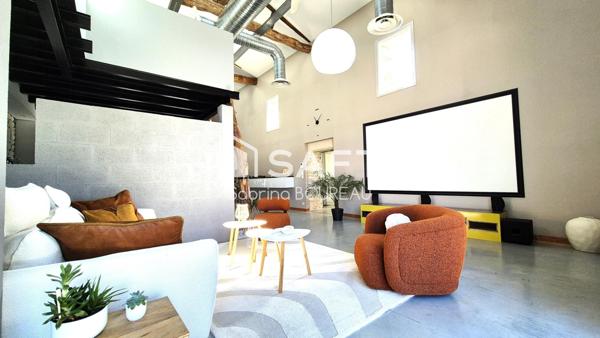 Ancienne grange rénovée en loft industriel avec piscine