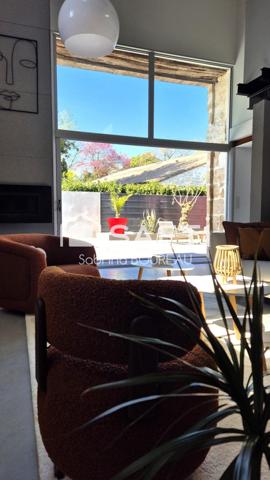 Ancienne grange rénovée en loft industriel avec piscine