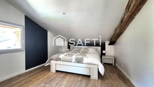 Ancienne grange rénovée en loft industriel avec piscine