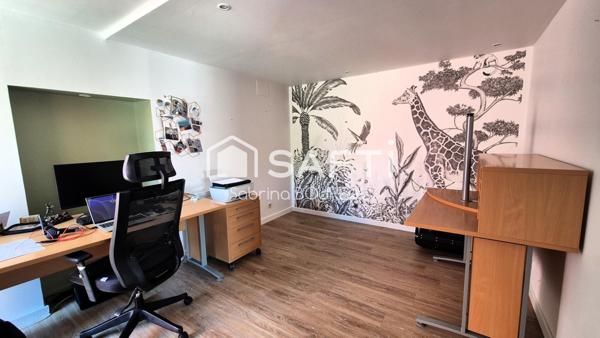 Ancienne grange rénovée en loft industriel avec piscine