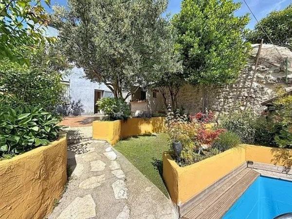 Maison T6 atypique + studio indépendant, terrasse, jardin et piscine hors-sol.