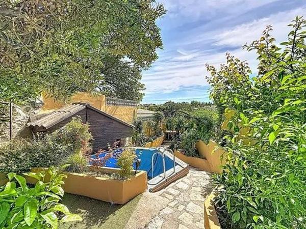 Maison T6 atypique + studio indépendant, terrasse, jardin et piscine hors-sol.