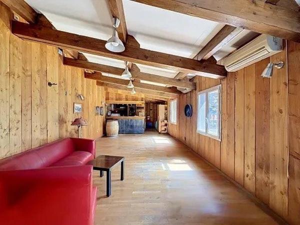 Maison T6 atypique + studio indépendant, terrasse, jardin et piscine hors-sol.