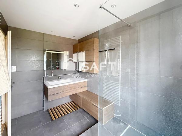 Esprit maison de ville – 166 m² – terrasse 20 m² et véranda