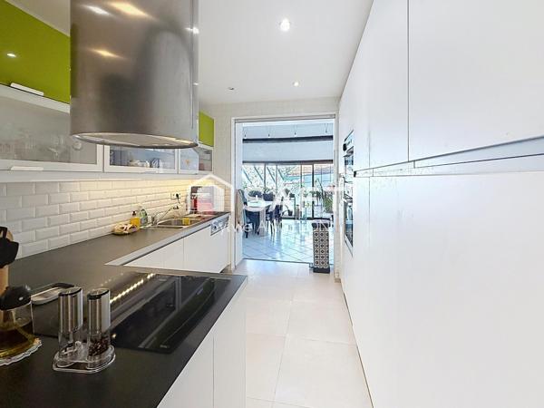 Esprit maison de ville – 166 m² – terrasse 20 m² et véranda