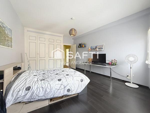 Esprit maison de ville – 166 m² – terrasse 20 m² et véranda