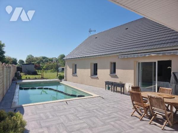 Dans un quartier résidentiel calme, découvrez cette belle maison récente entièrement de plain p...