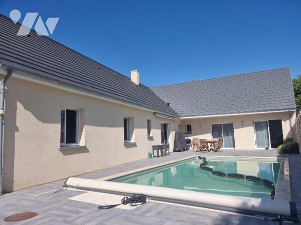 Dans un quartier résidentiel calme, découvrez cette belle maison récente entièrement de plain p...