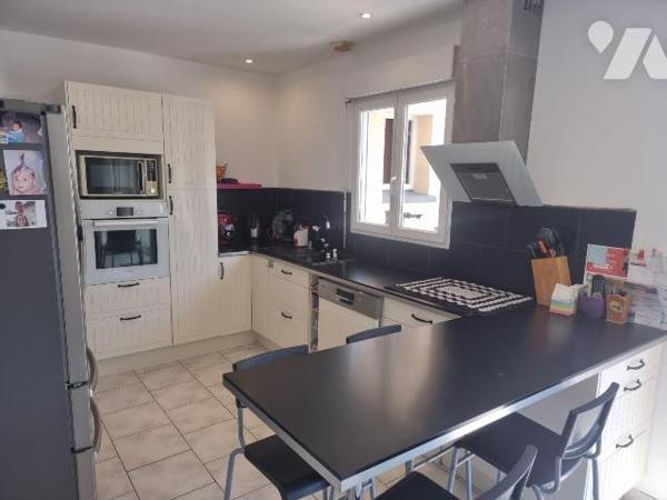 Dans un quartier résidentiel calme, découvrez cette belle maison récente entièrement de plain p...