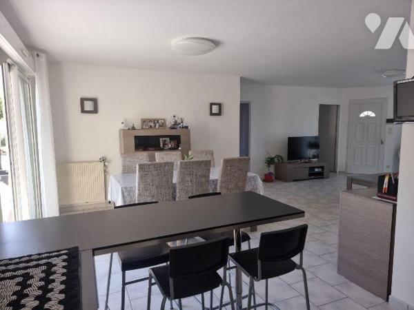 Dans un quartier résidentiel calme, découvrez cette belle maison récente entièrement de plain p...