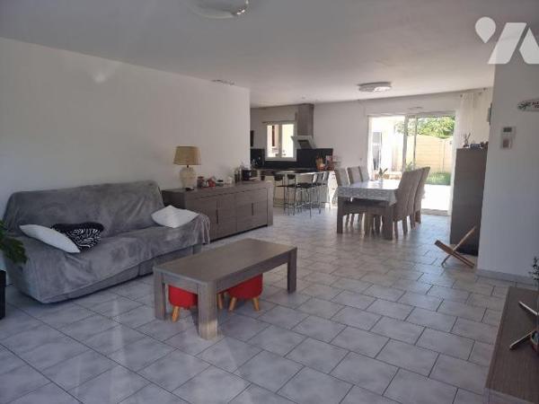 Dans un quartier résidentiel calme, découvrez cette belle maison récente entièrement de plain p...