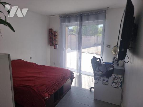 Dans un quartier résidentiel calme, découvrez cette belle maison récente entièrement de plain p...