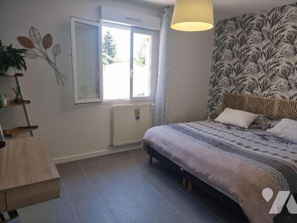 Dans un quartier résidentiel calme, découvrez cette belle maison récente entièrement de plain p...